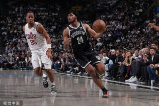 与球迷保持 与球迷保持