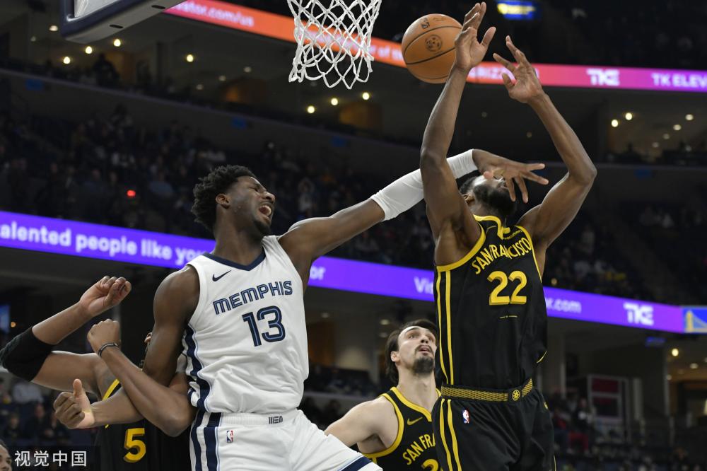 队记：詹姆斯又生病了 赛后拿着热茶润喉糖鼻喷雾剂和感冒药.