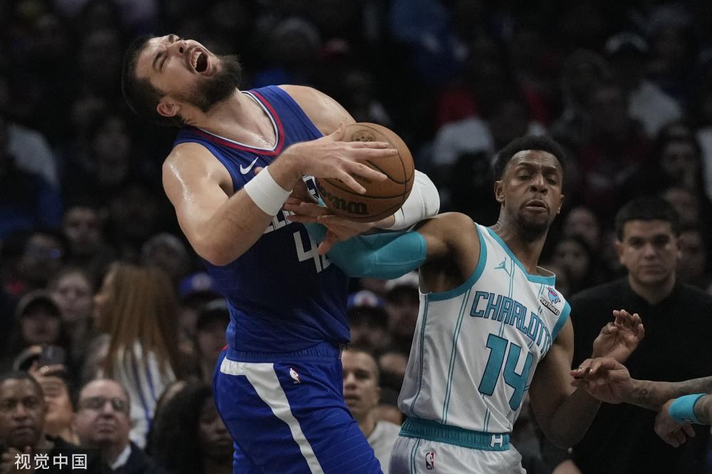 活塞灰狼赛中爆冲突 七人遭驱逐离场.