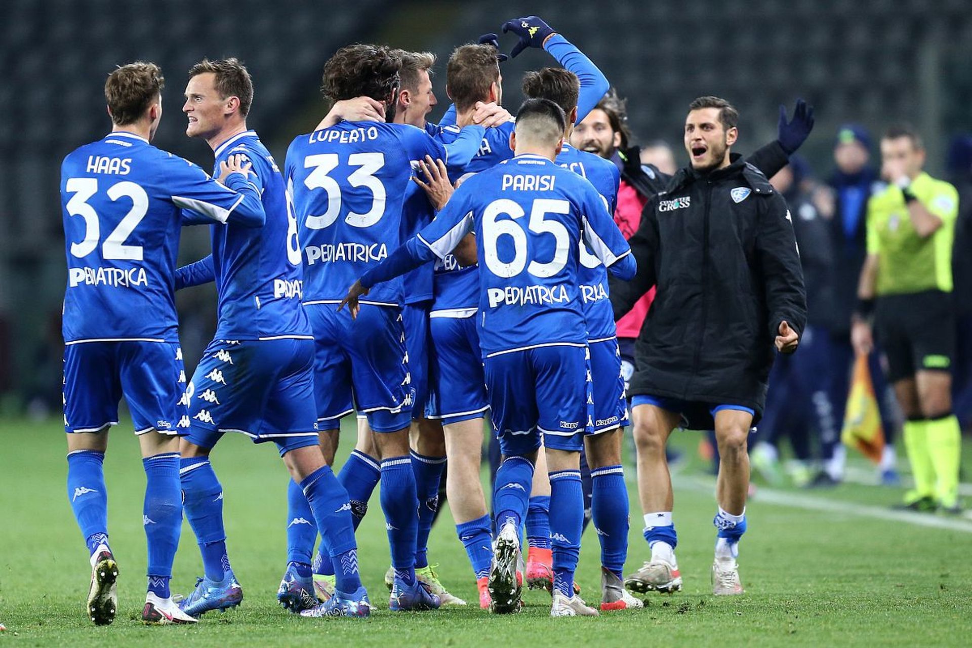 东契奇亮相引球迷欢呼！中场LOGO三分一击即中 小里抢戏太搞笑