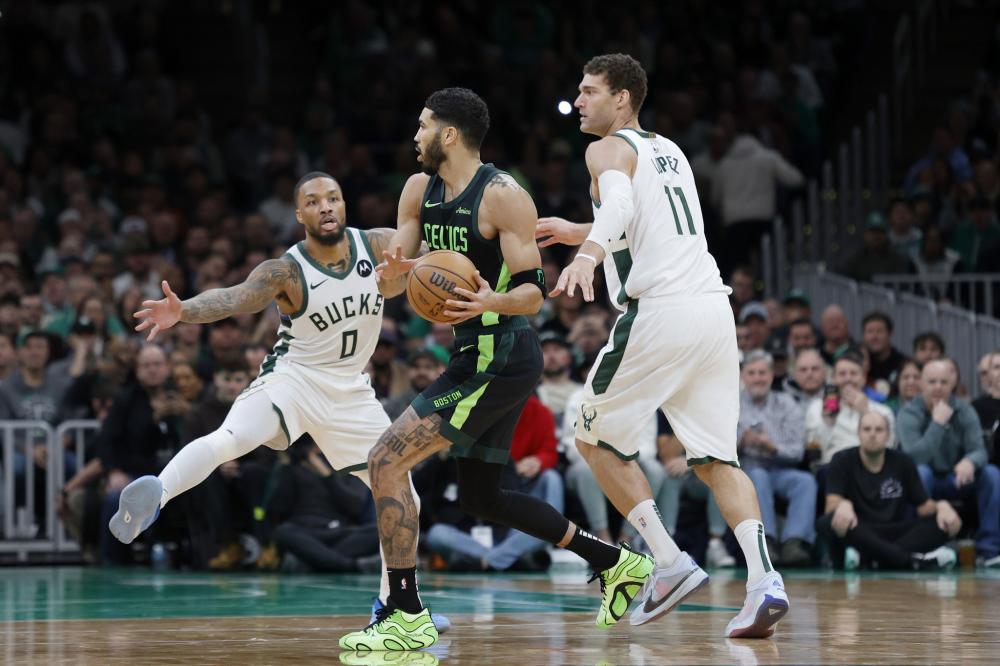 东契奇亮相引球迷欢呼！中场LOGO三分一击即中 小里抢戏太搞笑