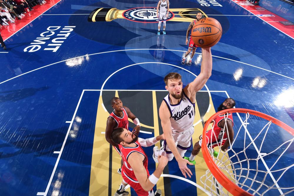 上赛季救火后卫！广东男篮赛前播放黄荣奇致敬视频（广东男篮赛前致敬黄荣奇：上季临危受命的后卫）