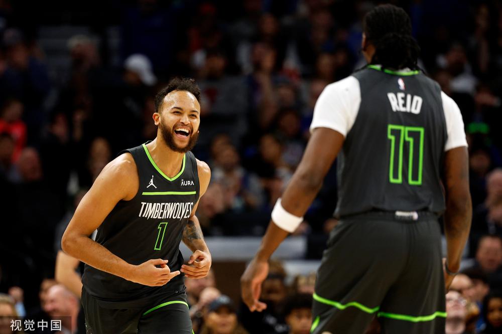 上赛季救火后卫！广东男篮赛前播放黄荣奇致敬视频（广东男篮赛前致敬黄荣奇：上季临危受命的后卫）