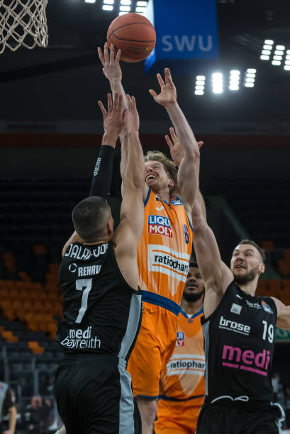 第一段：奥科吉神勇三分，火箭反超（首节：奥科吉三分爆发，火箭实现反超）