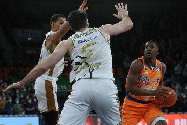 詹姆斯生涯关键时刻出手至少4次投篮的比赛，命中率达59%