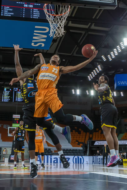 杨瀚森，一个普通的篮球运动员，却在一场比赛中展现出惊人的毅力与勇气。（杨瀚森：平凡球员在一战中展现非凡毅力与勇气）