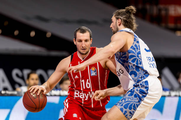 CBA揭幕战半场：布朗&塔克合砍25分，广厦51-41山西（CBA揭幕战半场：布朗塔克合得25分，广厦51-41暂领先山西）