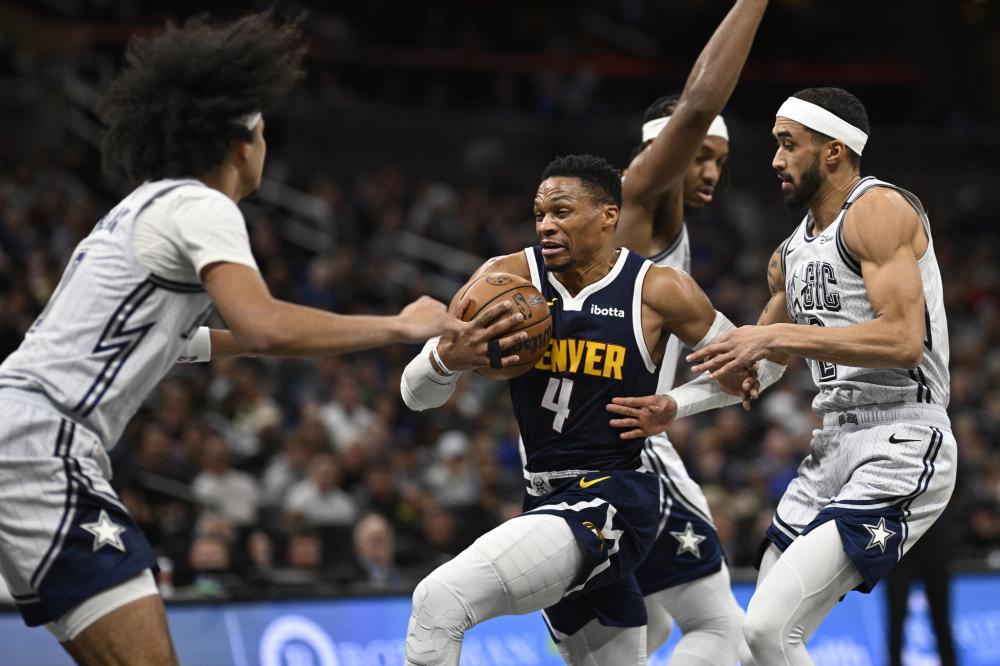 队记：鹈鹕不会贱卖锡安 涉及他的交易很复杂 更可能等到明年夏天（队记：鹈鹕不会低价出手锡安，相关交易复杂，更可能等到明夏）