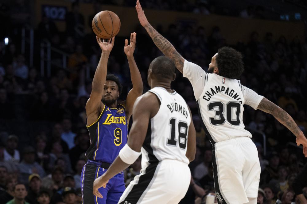 曼联小将科利尔：与弗莱彻风格相似，首进大名单兴奋难忘曼联中场小将科利尔表示，加盟曼联后感受到达伦 - 弗莱彻的指导，信心大增。他在曼联取得成长，期待未来在顶级赛事中发挥。